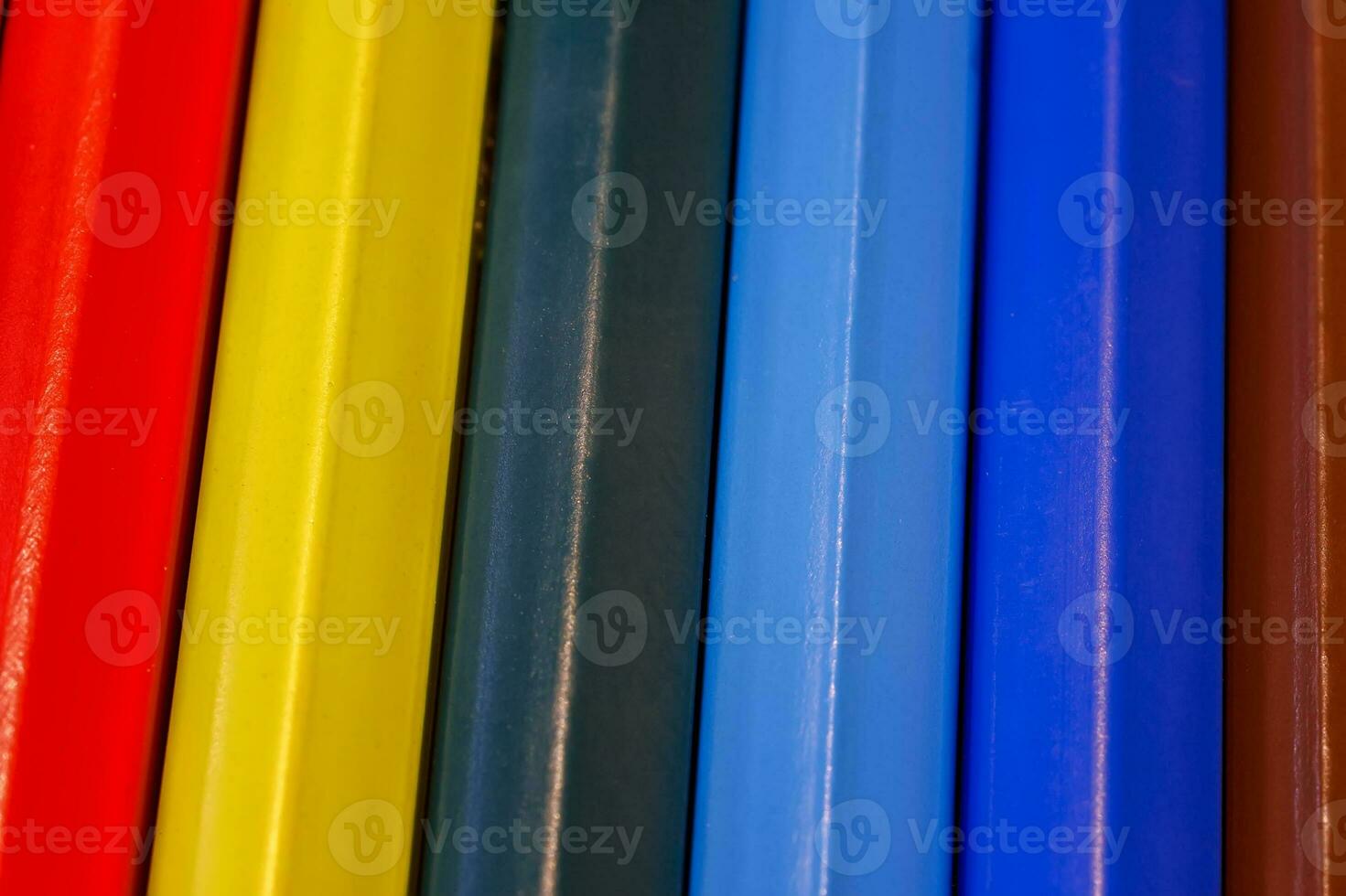 uppsättning av färgad pastell pennor i rad mång Färg i form av stängd dragkedja och penna pennvässare foto