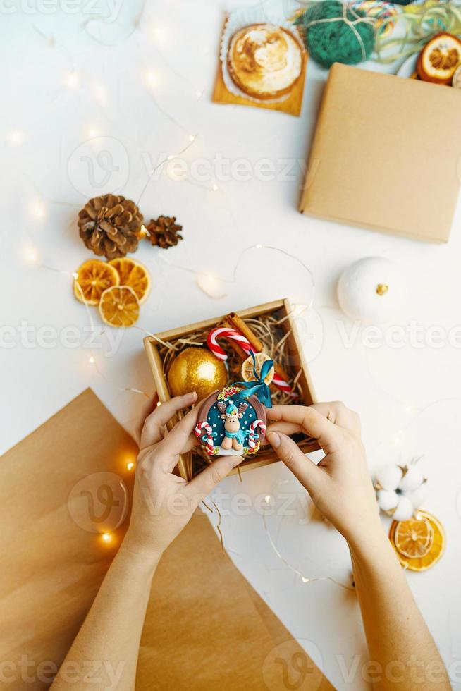 julklappslåda med söt souvenir gjord av polymerlera foto