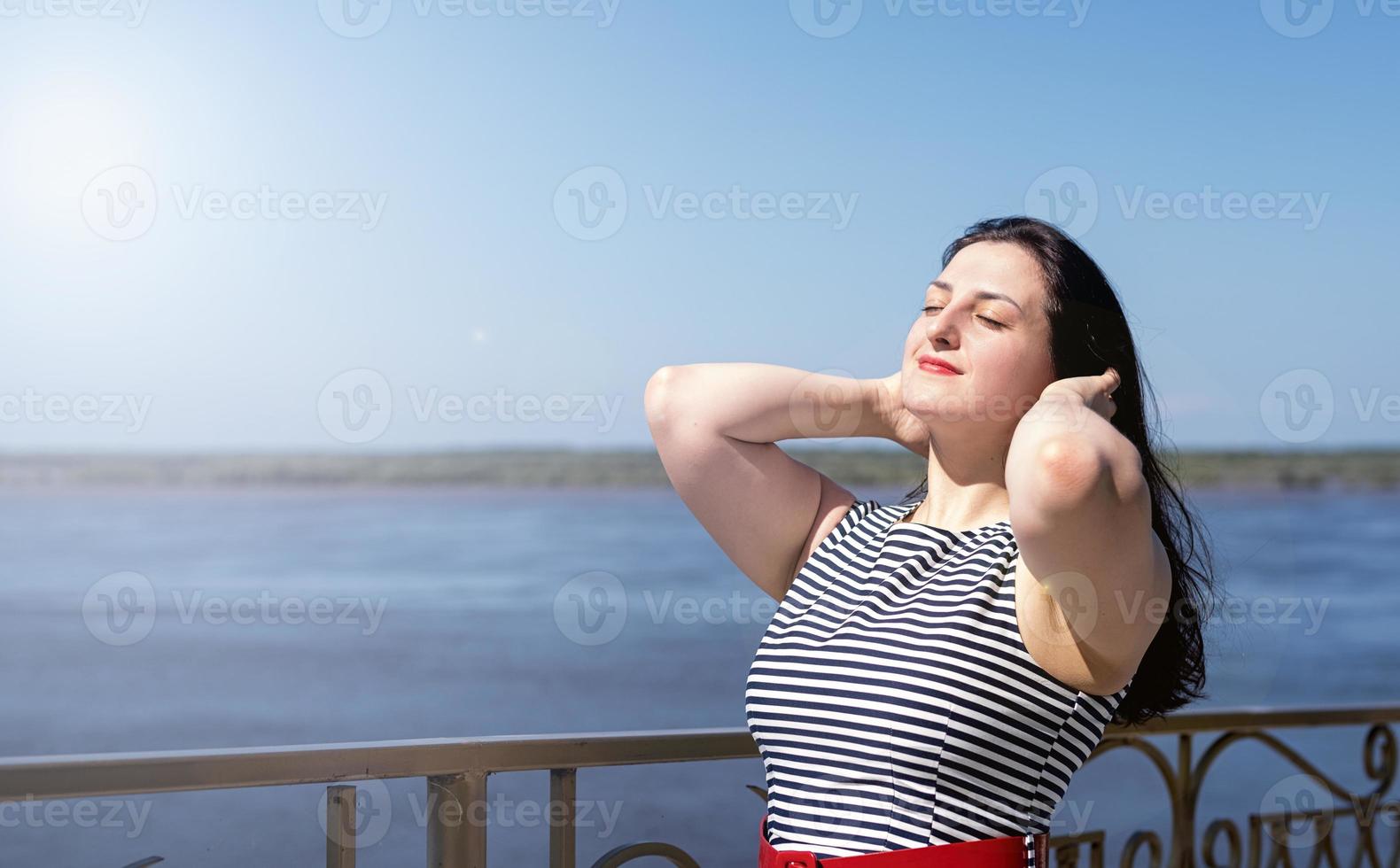 vacker ung kvinna som njuter av utsikten på sommardag foto