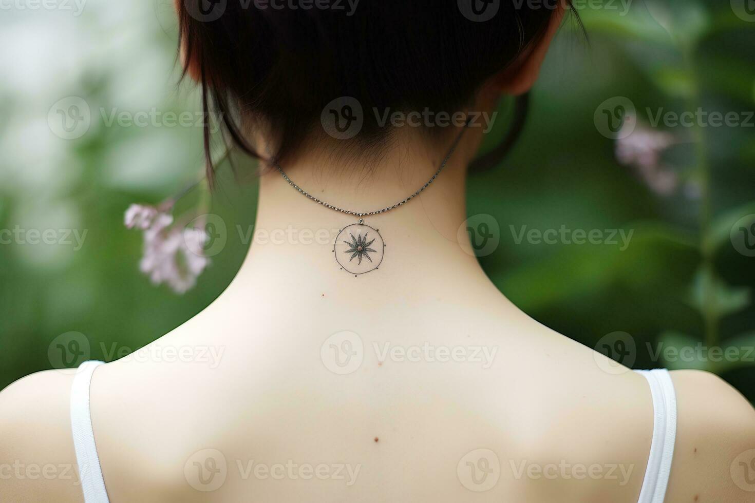 stänga upp av en små nattskugga blomma tatuering inuti en cirkel på en tillbaka av de nacke av en kvinna. en delikat och feminin design. generativ ai foto