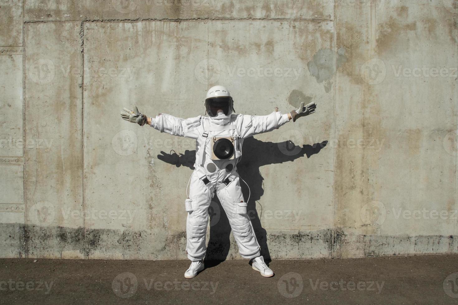 futuristisk astronaut i en hjälm mot gråa väggar foto