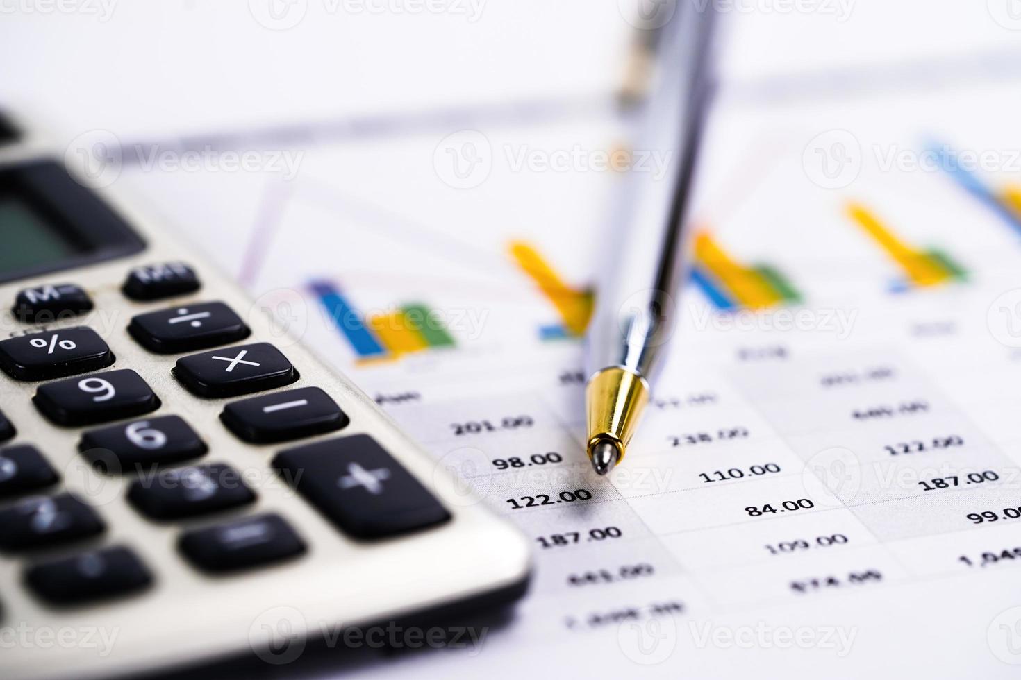 penna på diagram eller grafpapper. affärsdata för finansiella konton. foto