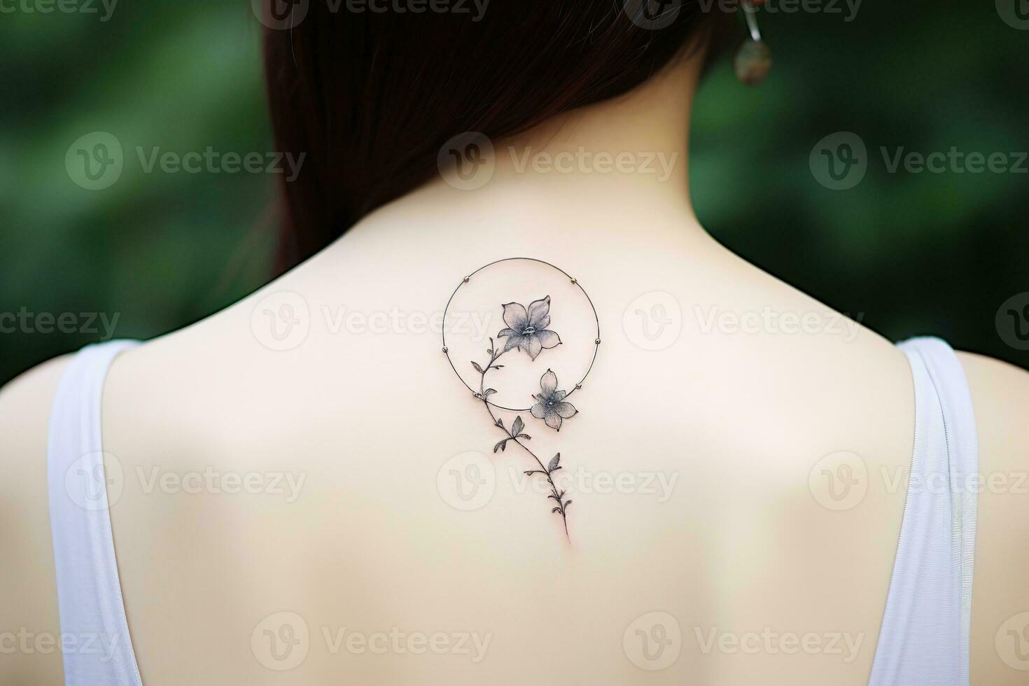 stänga upp av en små nattskugga blomma tatuering inuti en cirkel på en tillbaka av de nacke av en kvinna. en delikat och feminin design. generativ ai foto