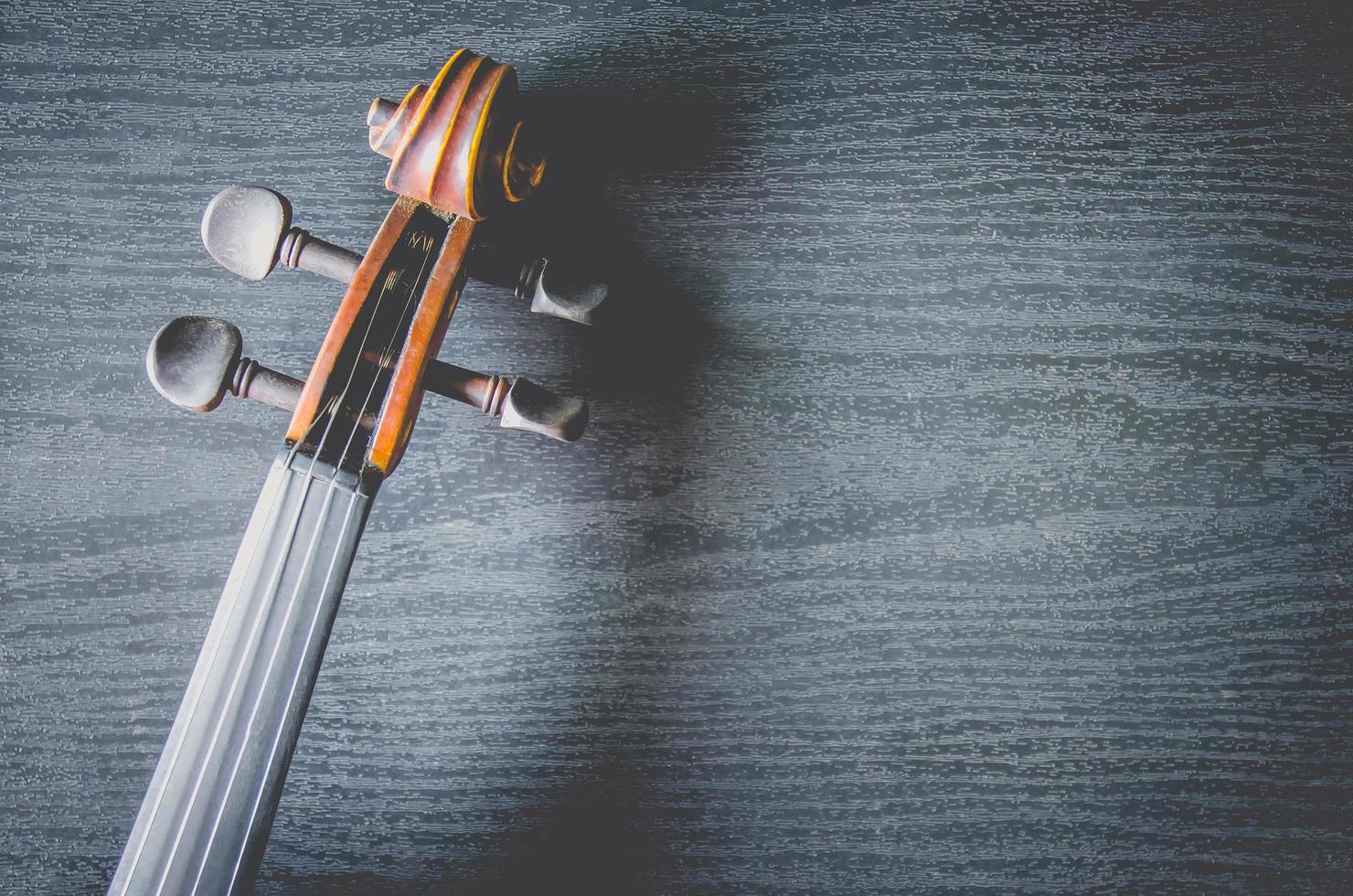 fiolen på bordet, klassiskt musikinstrument som används i orkestern. foto