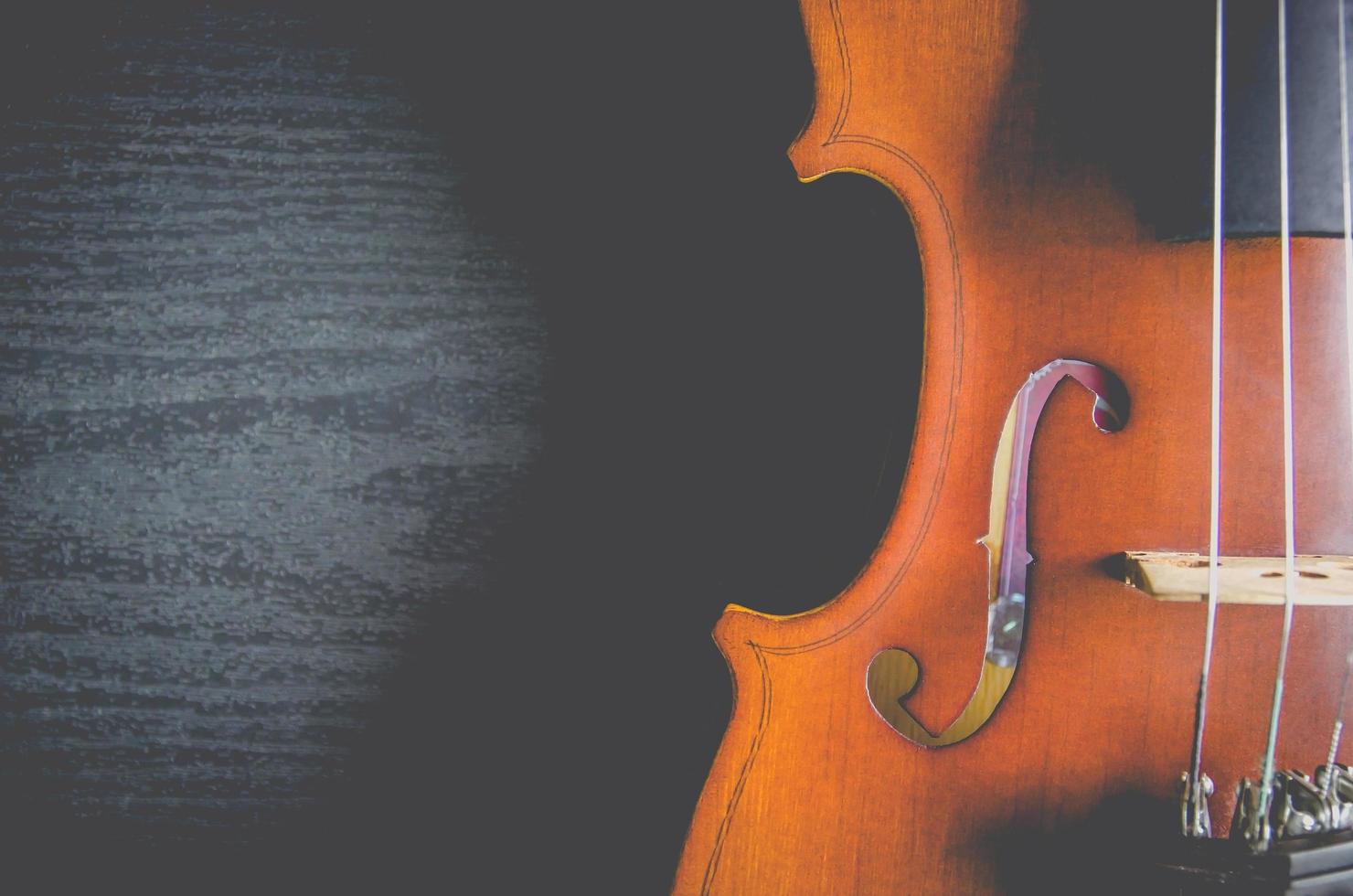 fiolen på bordet, klassiskt musikinstrument som används i orkestern. foto