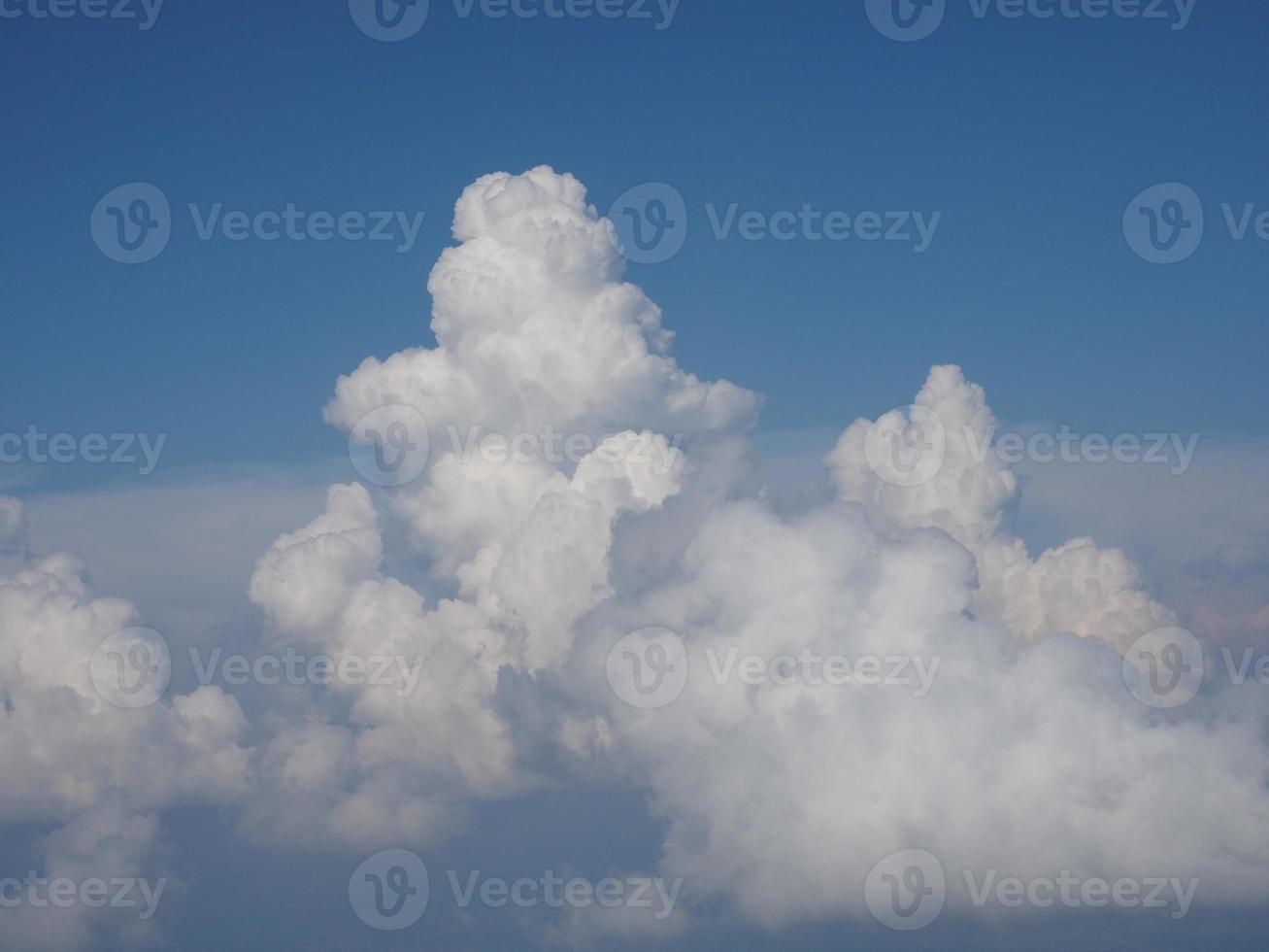 blå himmel med moln bakgrund foto