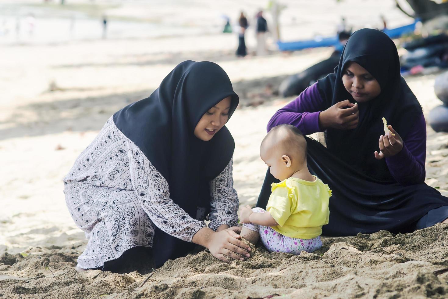 sorong, indonesien 2021- en mamma och ett barn foto