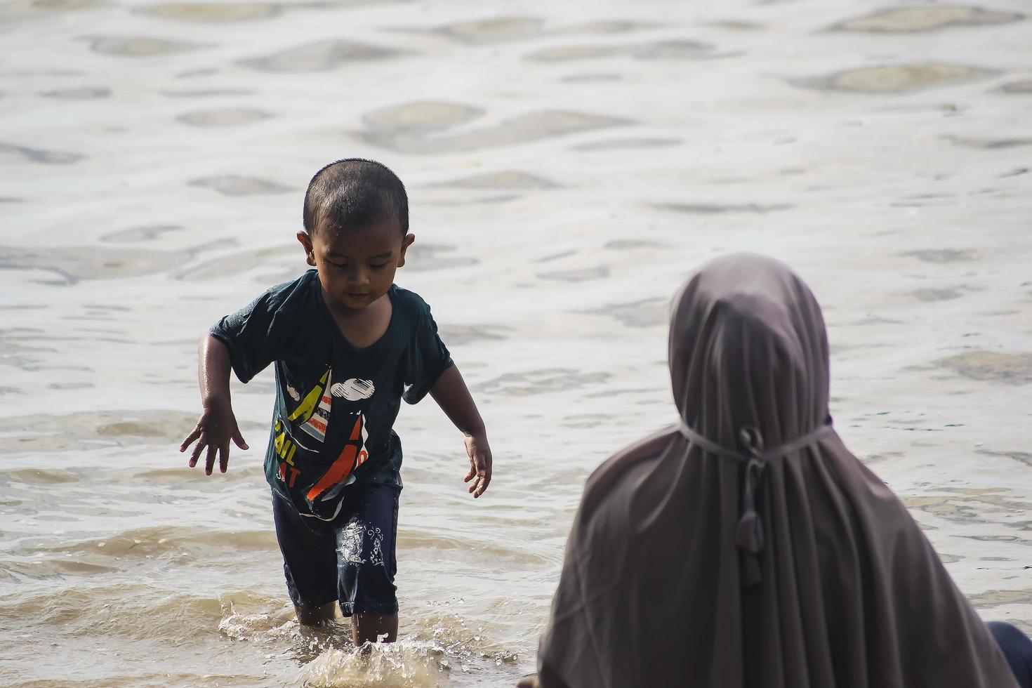 sorong, indonesien 2021- en mamma och ett barn foto