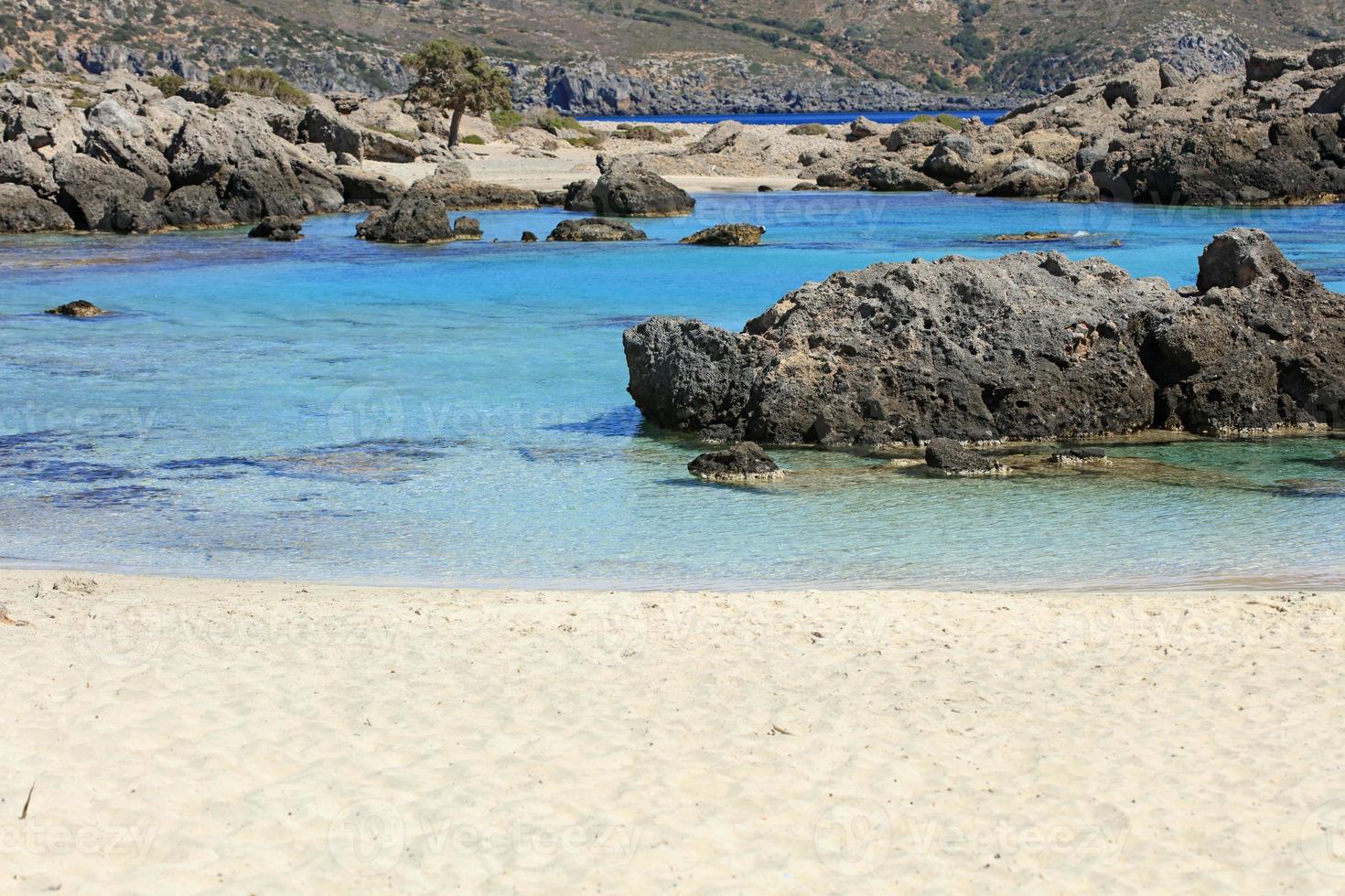 blå lagun kedrodasos strand Kreta ö röd sand vatten bakgrund foto