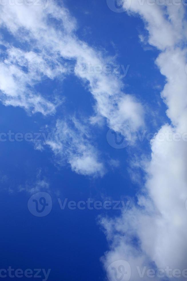 sommarhimmel med moln bakgrund moderna högkvalitativa tryck foto