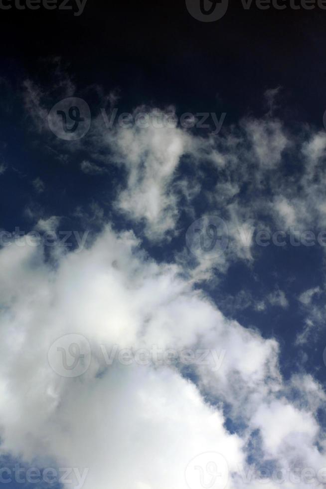 sommarhimmel med moln bakgrund moderna högkvalitativa tryck foto