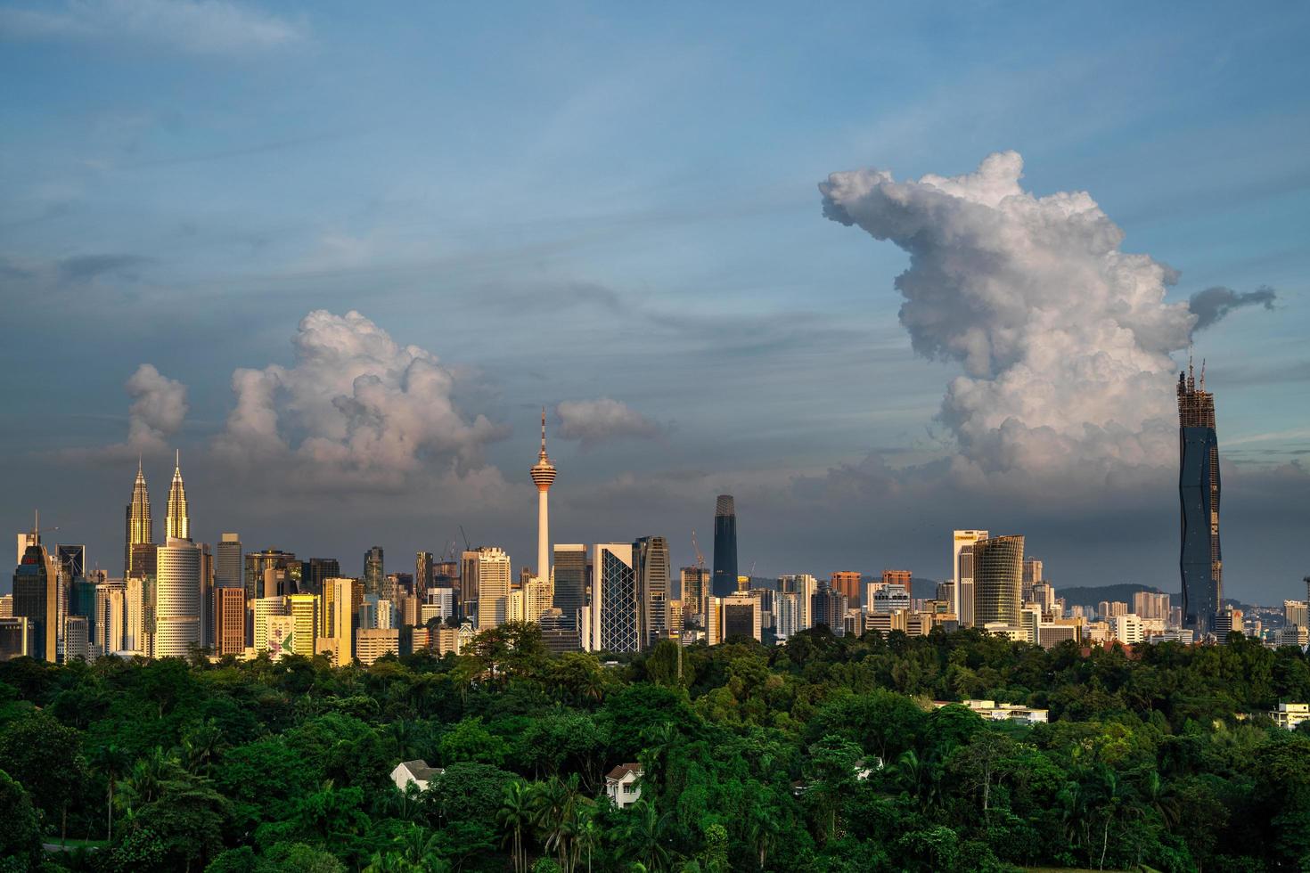 Kuala Lumpur, Malaysia 2021- Kuala Lumpurs stadssilhuett på kvällen med dramatiska moln under solnedgången, tagen ur synvinkel i Bukit Tunku, Kuala Lumpur foto