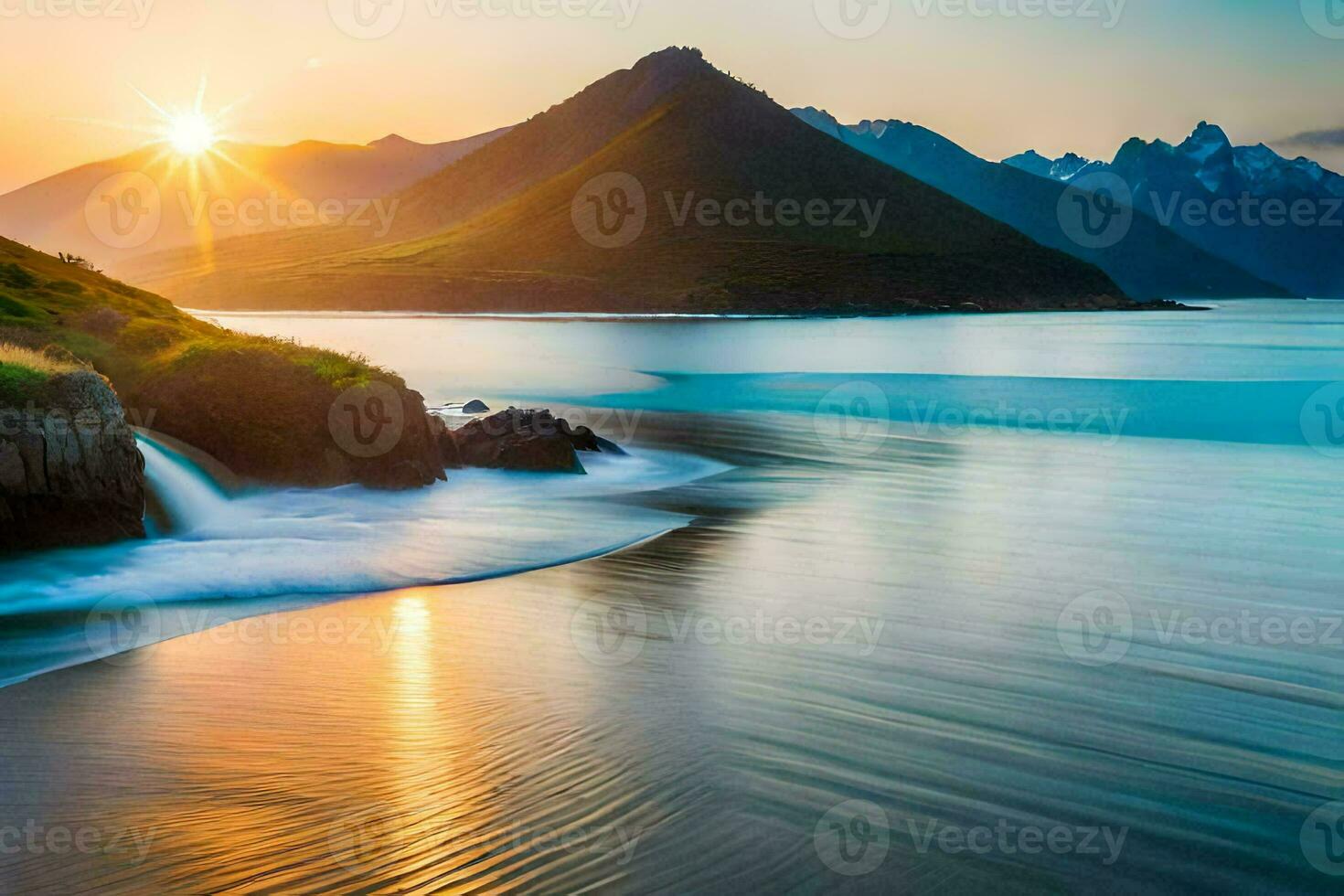 de Sol stiger över en berg räckvidd och en strand. ai-genererad foto