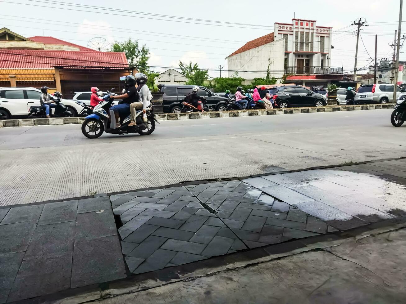 karanganyar, indonesien - april 24, 2023. mudik eller pulang kampung trafik trängsel de traditioner av indonesiska muslims komma till deras hemstäder från stor städer till fira eid eller Lebaran foto