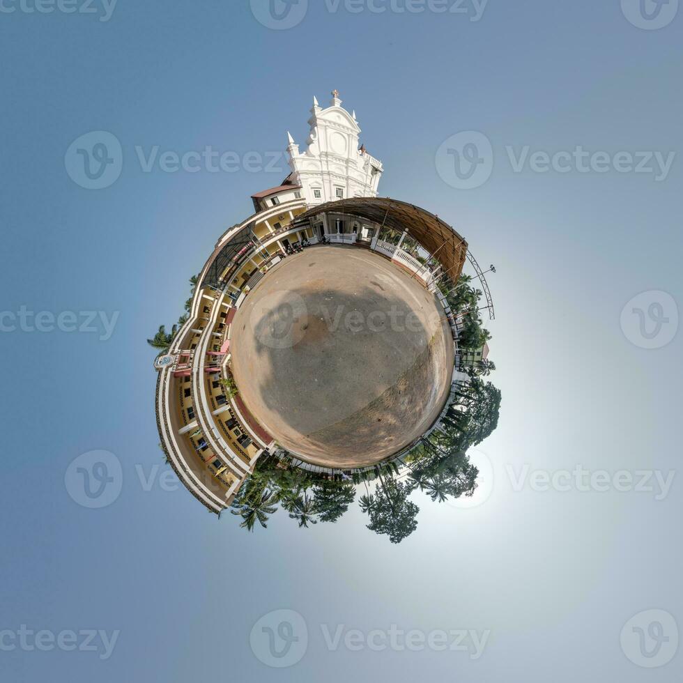 portugal katolik kyrka i djungel bland handflatan träd i indisk tropisk by på liten planet i blå himmel, omvandling av sfärisk 360 panorama. sfärisk abstrakt se med krökning av Plats. foto