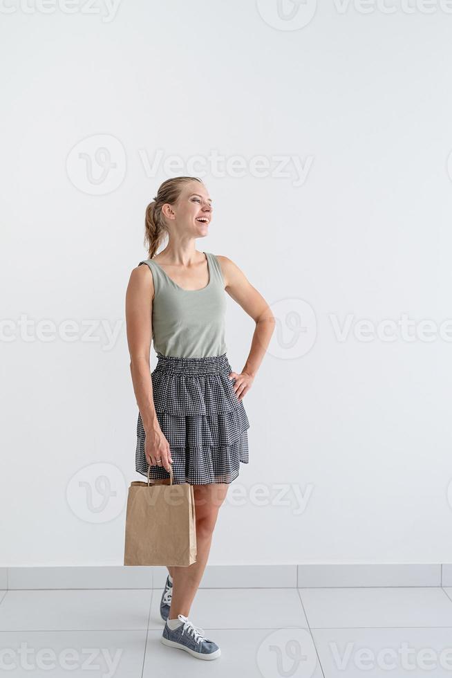 le kvinna som håller miljövänliga shoppingpåsar och kreditkort foto