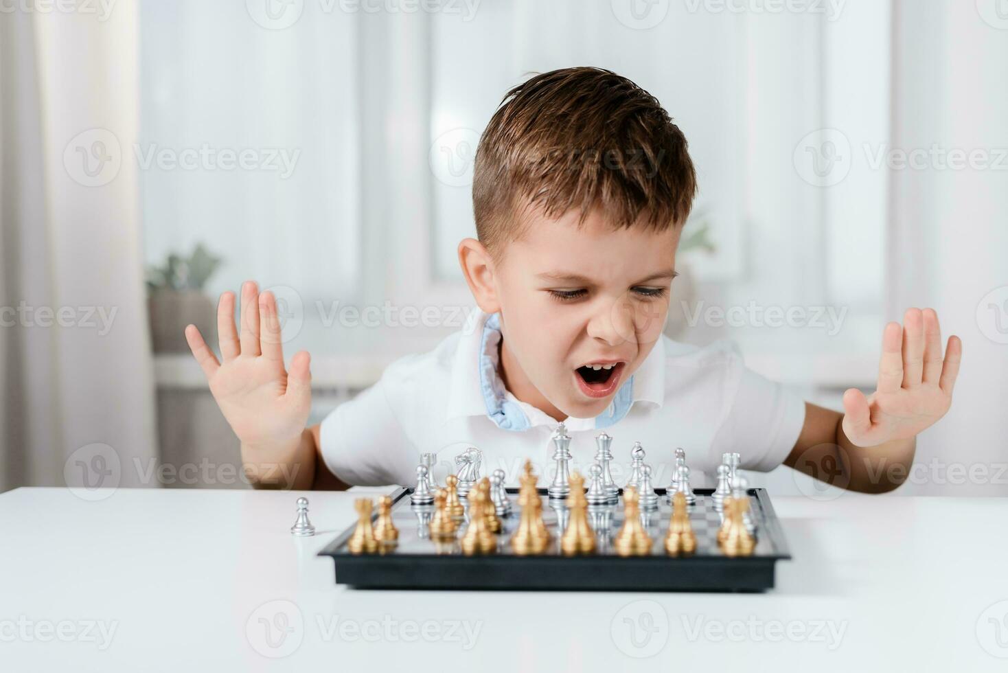 emotionell barn entusiastiskt spelar schack på Hem foto