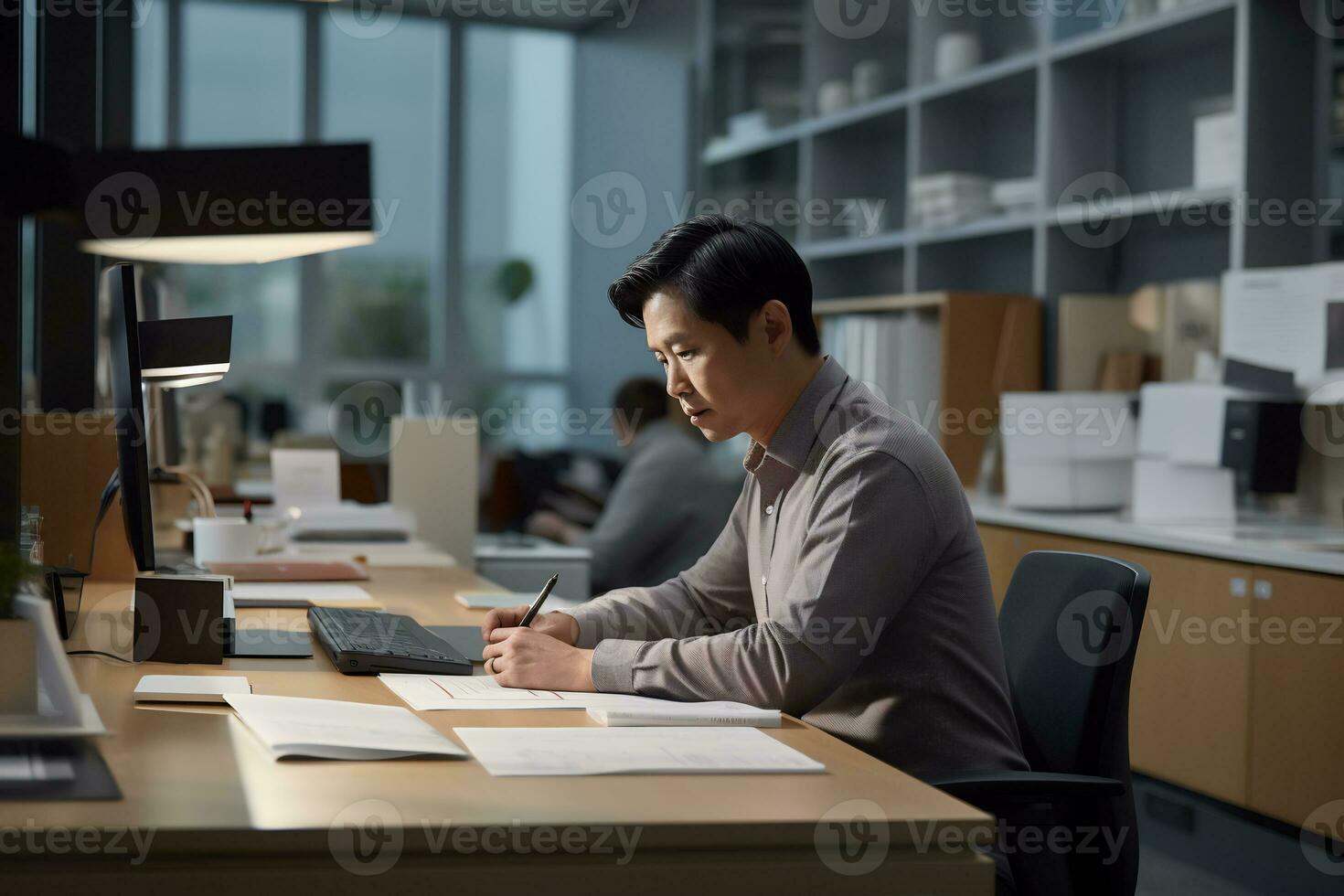 ett kontor arbetstagare är fokuserade på arbetssätt i främre av de övervaka ai generativ foto