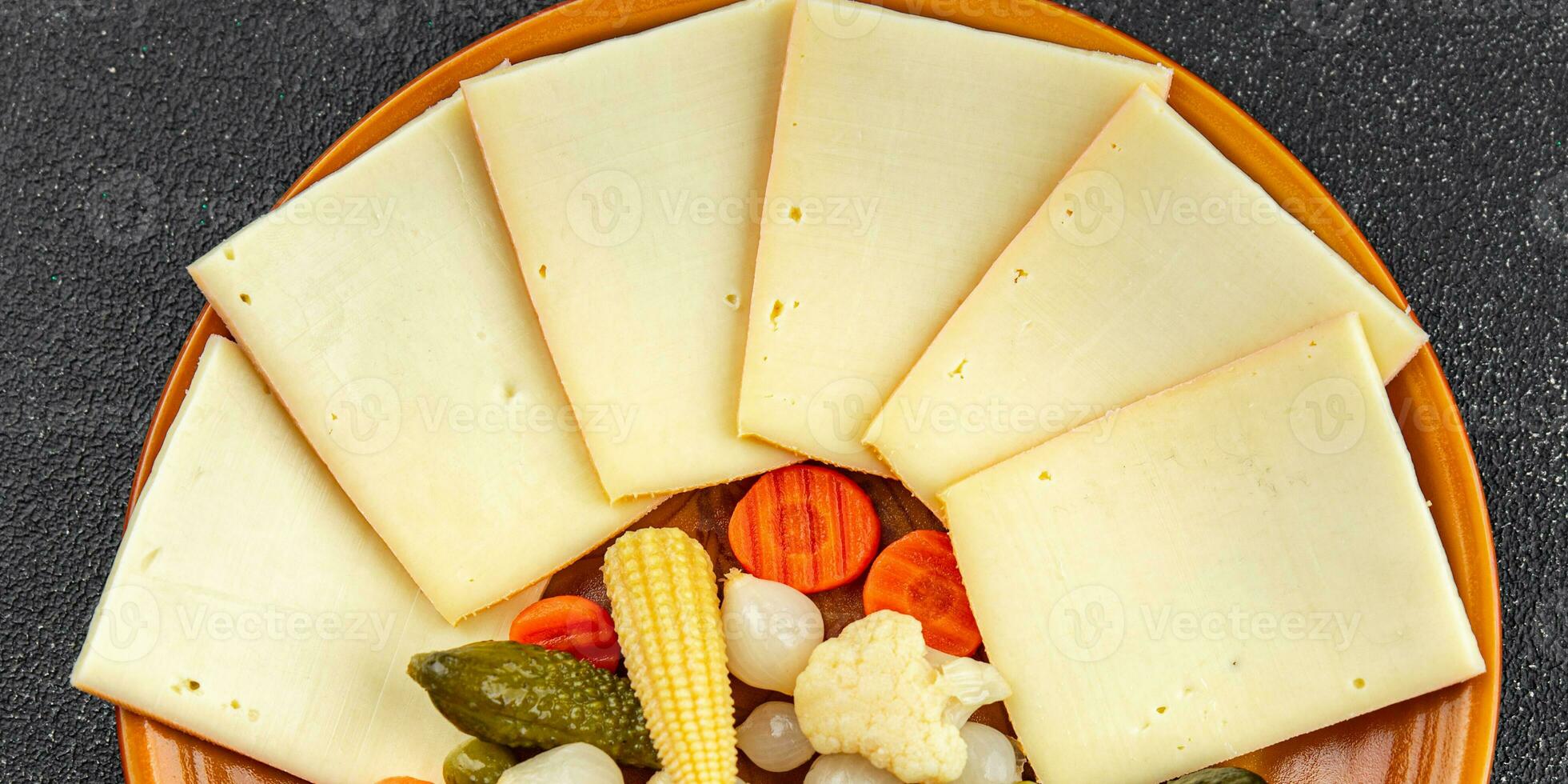 raclette ost måltid vegetabiliska mellanmål äter matlagning aptitretare måltid mat mellanmål på de tabell foto