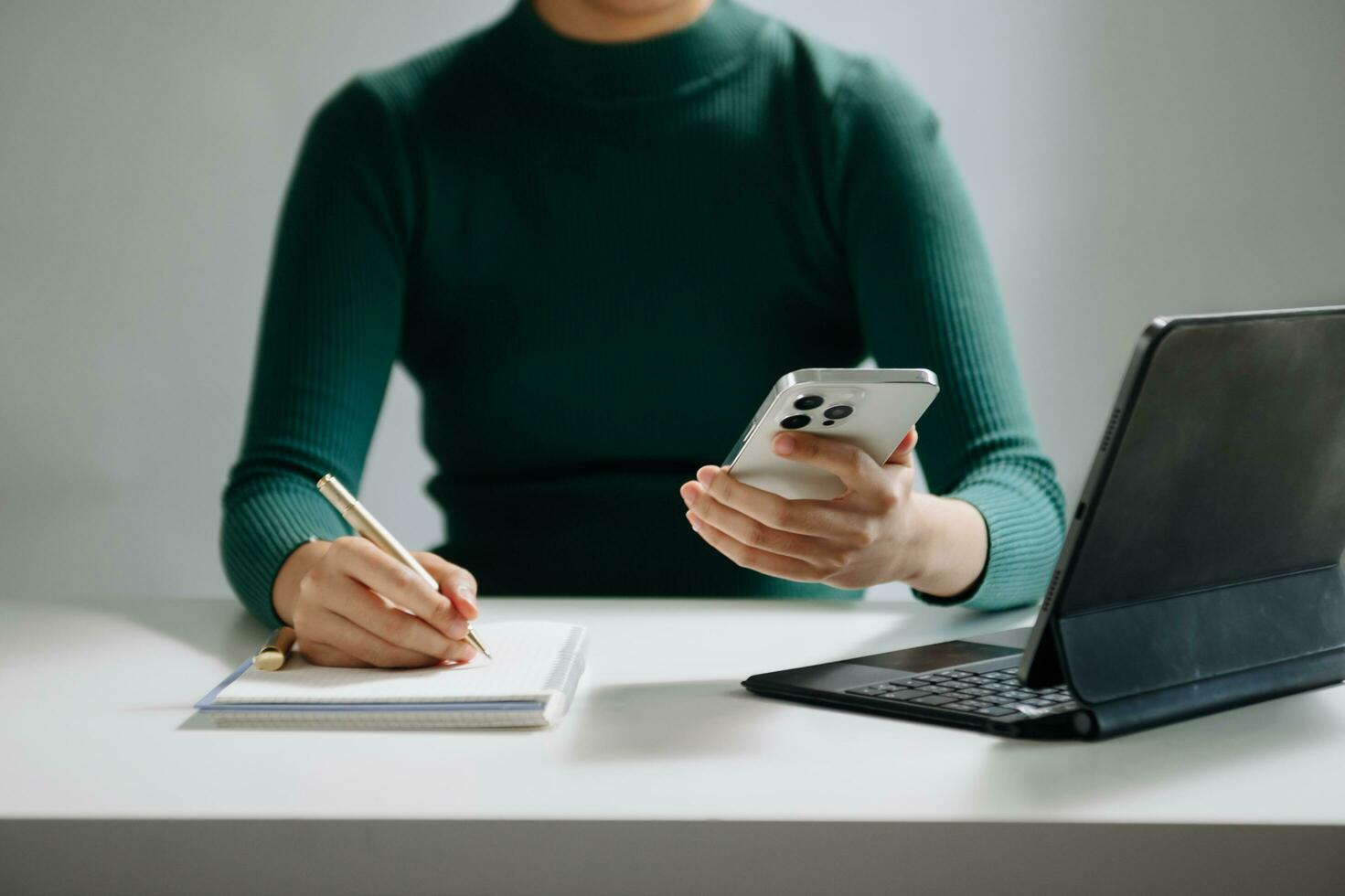 närbild av ung professionell affärsman som skriver sina idékoncept på anteckningsboken medan han arbetar med sitt projekt foto