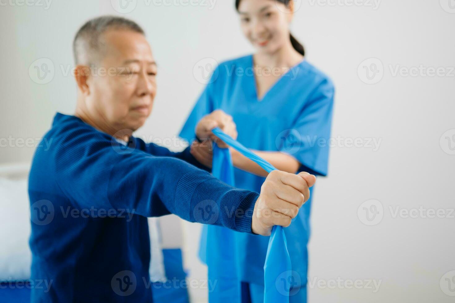 asiatisk fysioterapeut portion äldre man patient stretching ärm under övning korrekt med hantel i hand under Träning hand med patient tillbaka problem foto