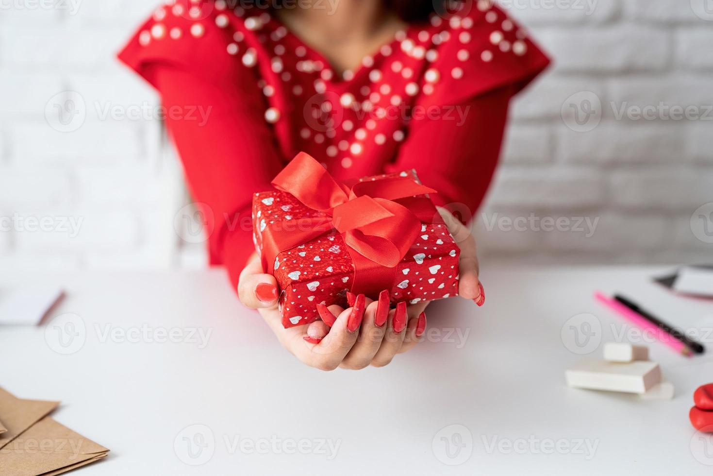 kvinna som håller en gåva för alla hjärtans dag foto