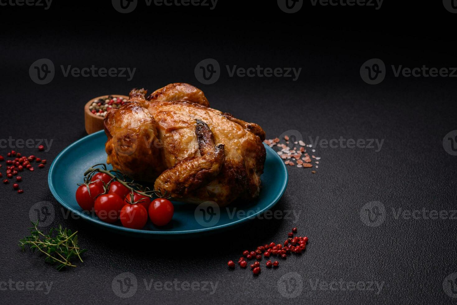 Krispig utsökt hela bakad kyckling med grönsaker, salt och kryddor foto