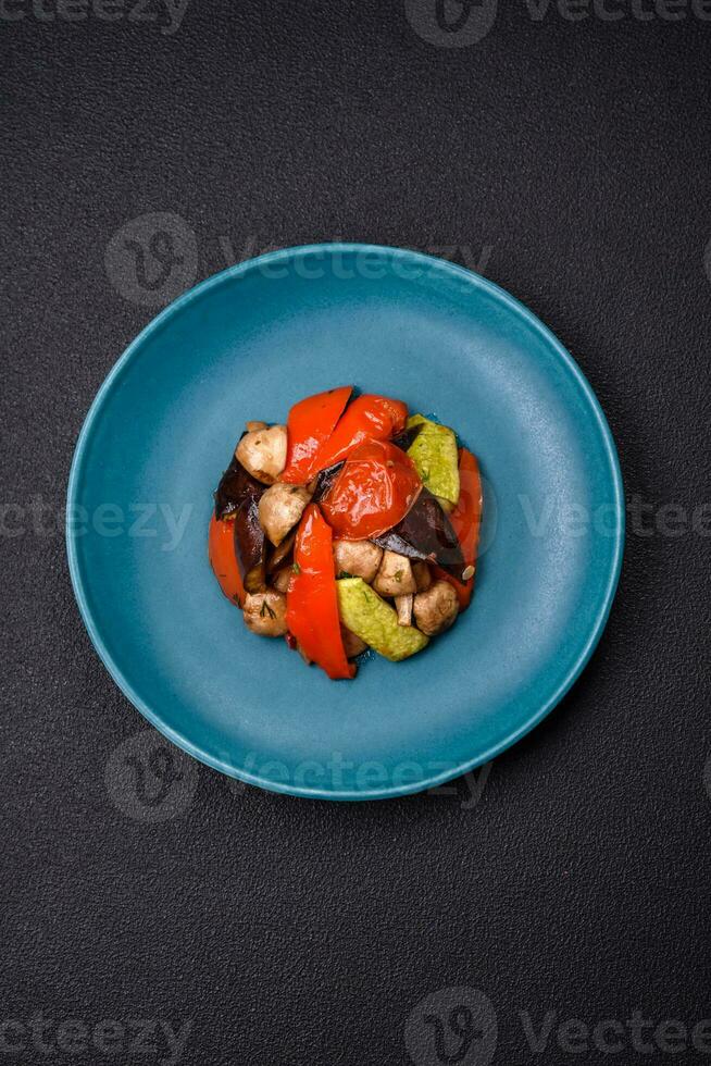 utsökt sallad av grillad grönsaker tomater, svamp, ljuv paprika, äggplantor foto