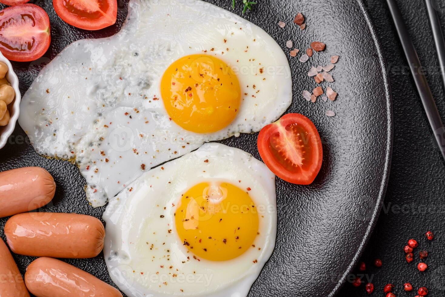 friterad kyckling ägg, korvar, körsbär tomater, kikärtor, kryddor, salt och örter foto