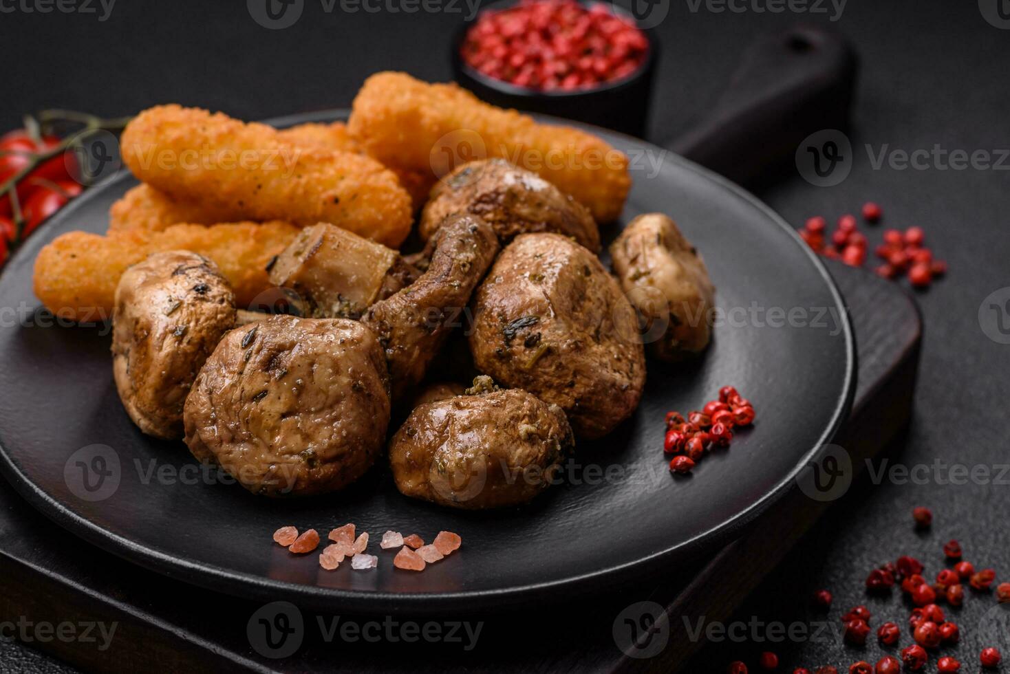 utsökt saftig hela champignons bakad på de grill med salt och kryddor foto