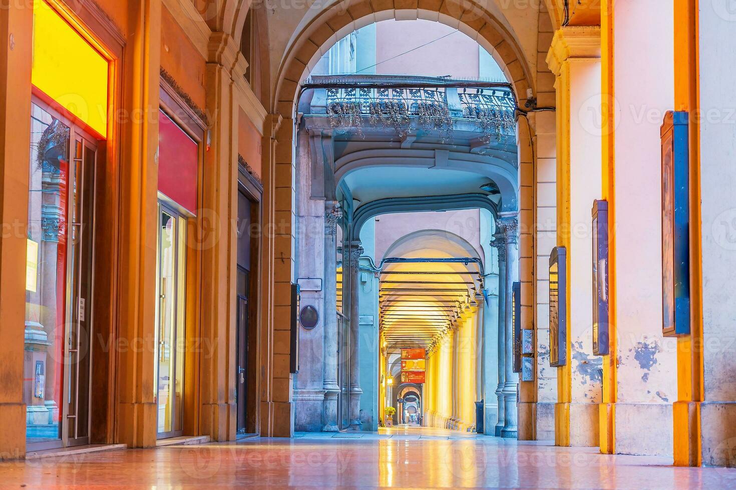 arkader i de Centrum av gammal stad bologna Italien foto