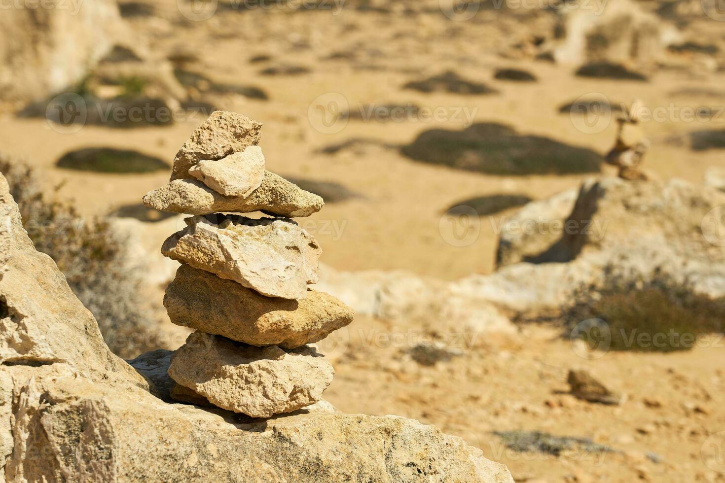 stenar staplade på topp av varje Övrig med en suddig bakgrund. foto