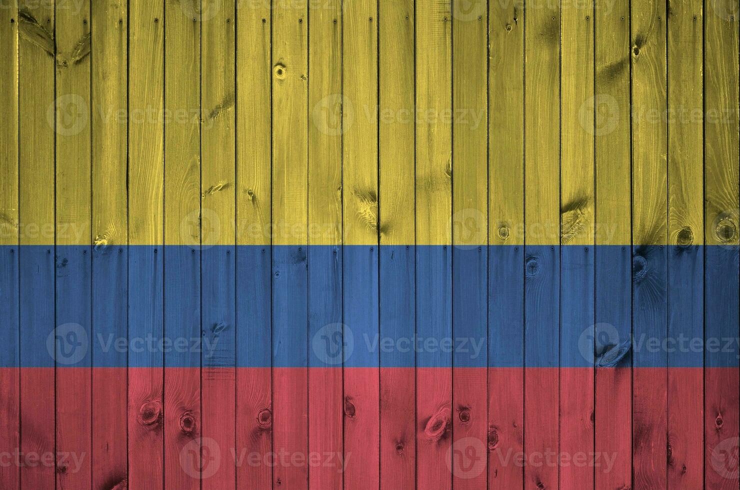 colombia flagga avbildad i ljus måla färger på gammal trä- vägg. texturerad baner på grov bakgrund foto