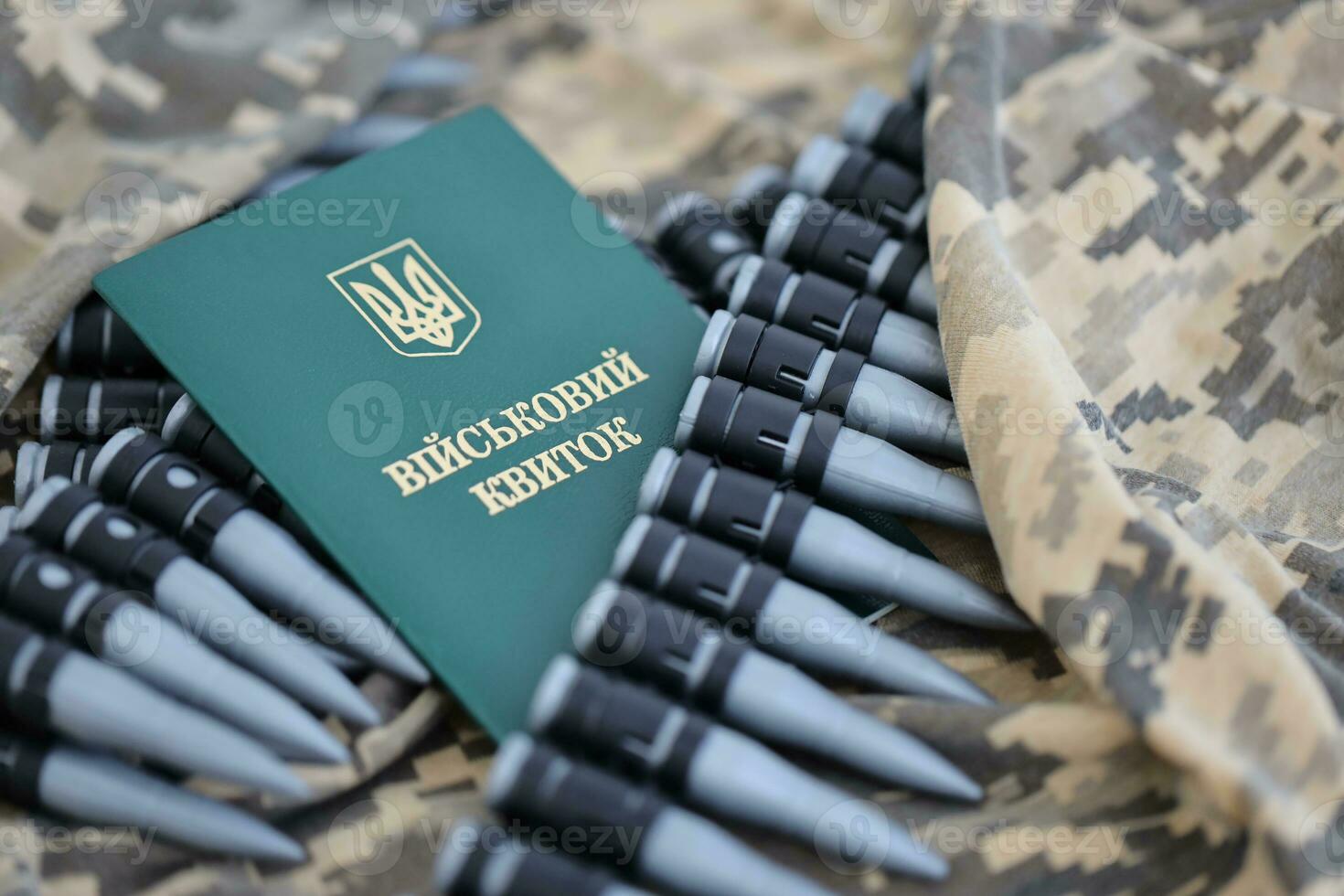 ukrainska militär id på tyg med textur av pixeled kamouflage. trasa med camo mönster i grå, brun och grön pixel former med ukrainska armén personlig tecken foto