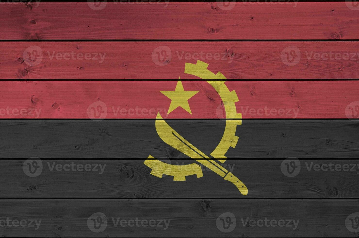 angola flagga avbildad i ljus måla färger på gammal trä- vägg. texturerad baner på grov bakgrund foto