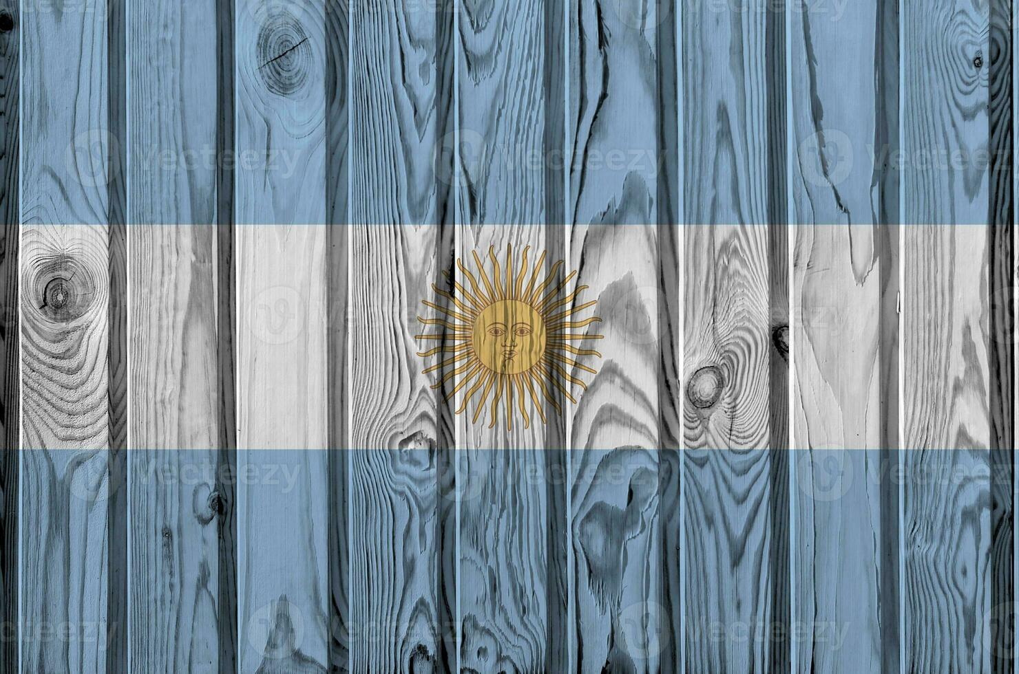 argentina flagga avbildad i ljus måla färger på gammal trä- vägg. texturerad baner på grov bakgrund foto