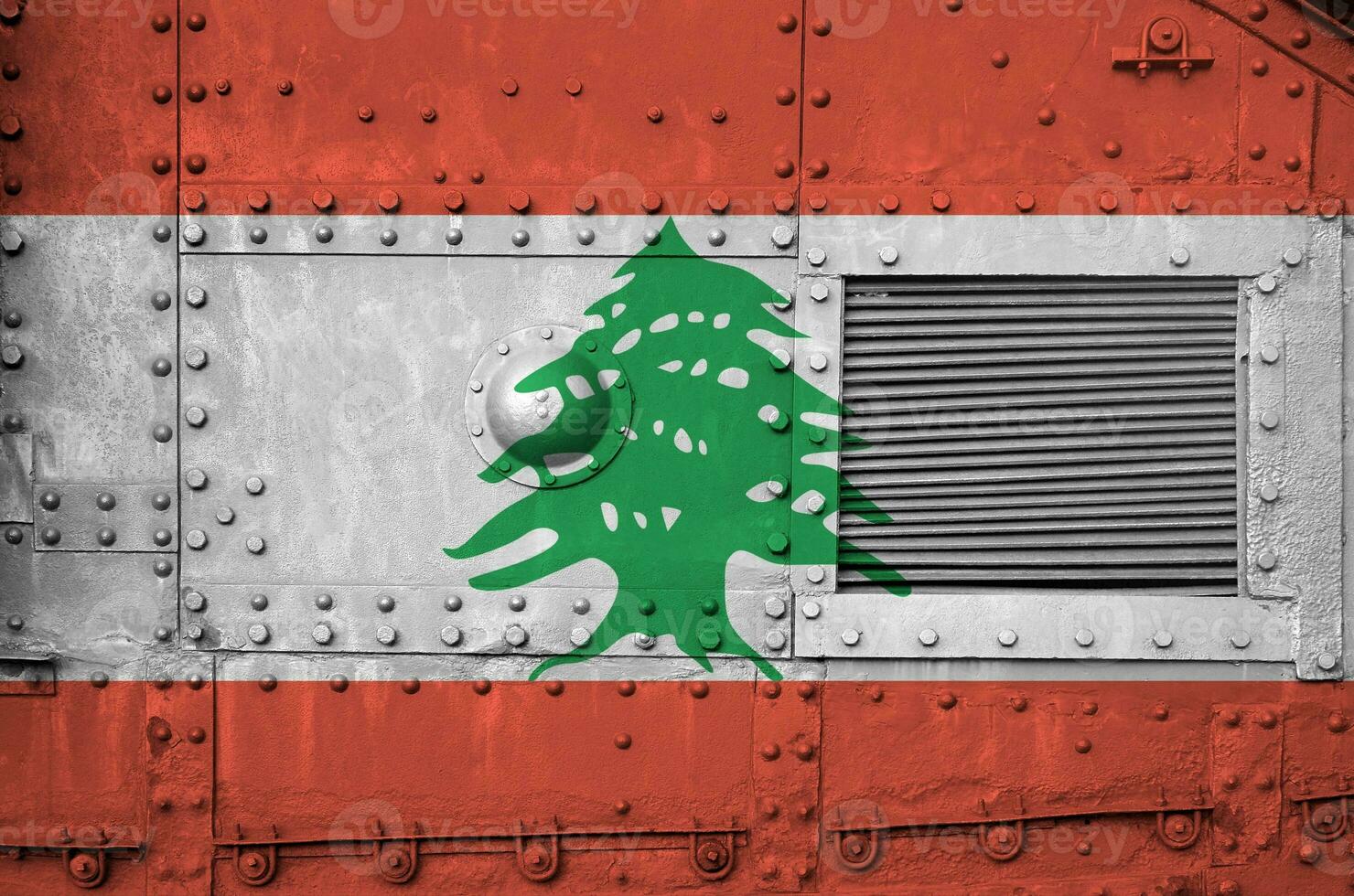 libanon flagga avbildad på sida del av militär armerad tank närbild. armén krafter konceptuell bakgrund foto