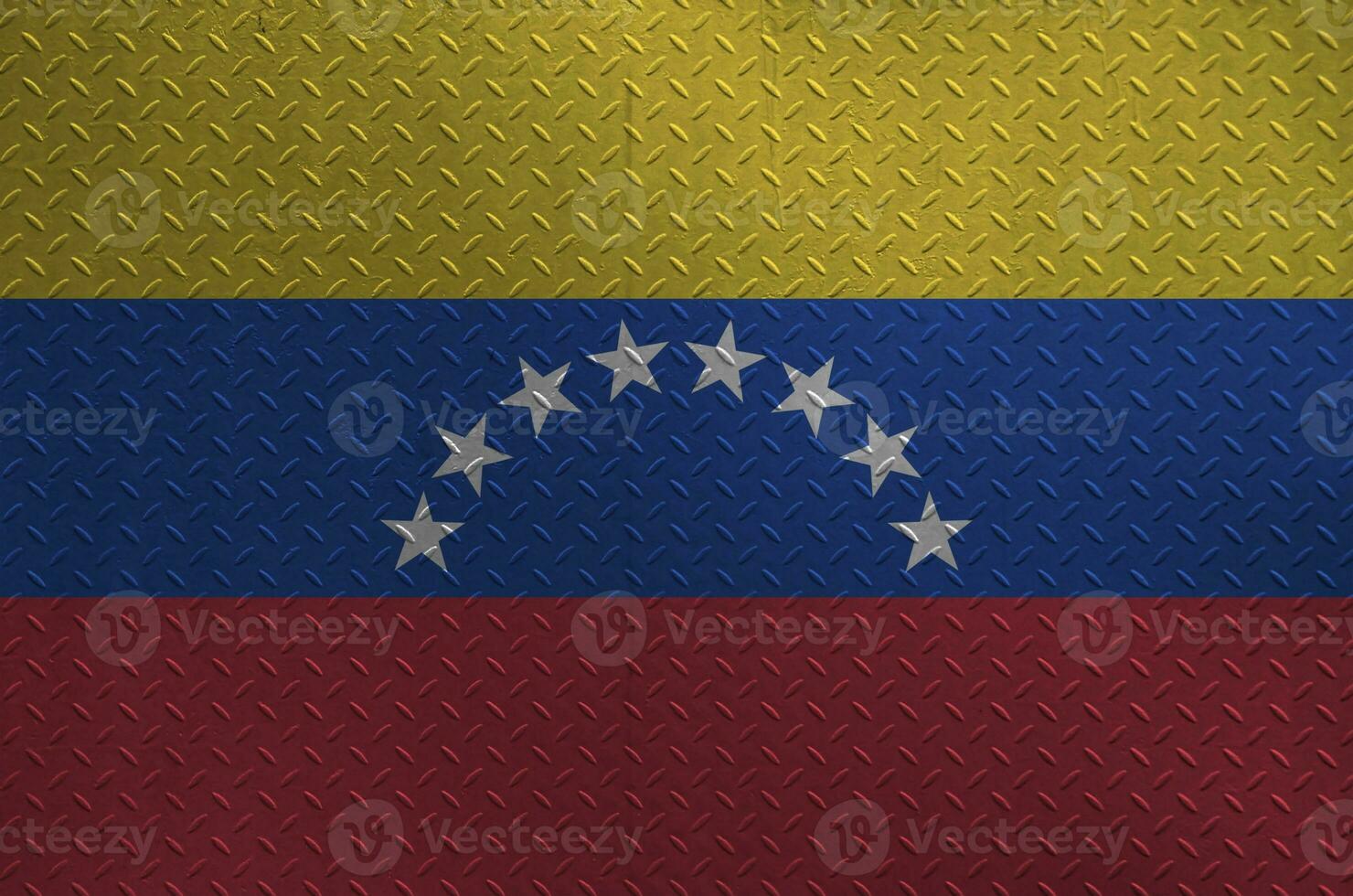 venezuela flagga avbildad i måla färger på gammal borstat metall tallrik eller vägg närbild. texturerad baner på grov bakgrund foto