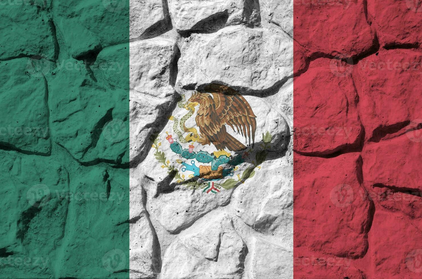 mexico flagga avbildad i måla färger på gammal sten vägg närbild. texturerad baner på sten vägg bakgrund foto