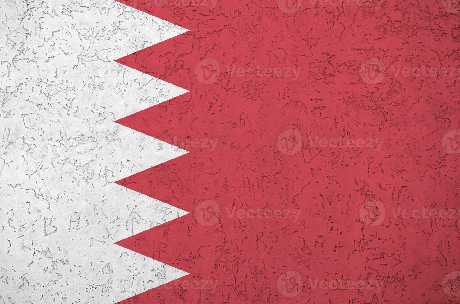bahrain flagga avbildad i ljus måla färger på gammal lättnad putsning vägg. texturerad baner på grov bakgrund foto