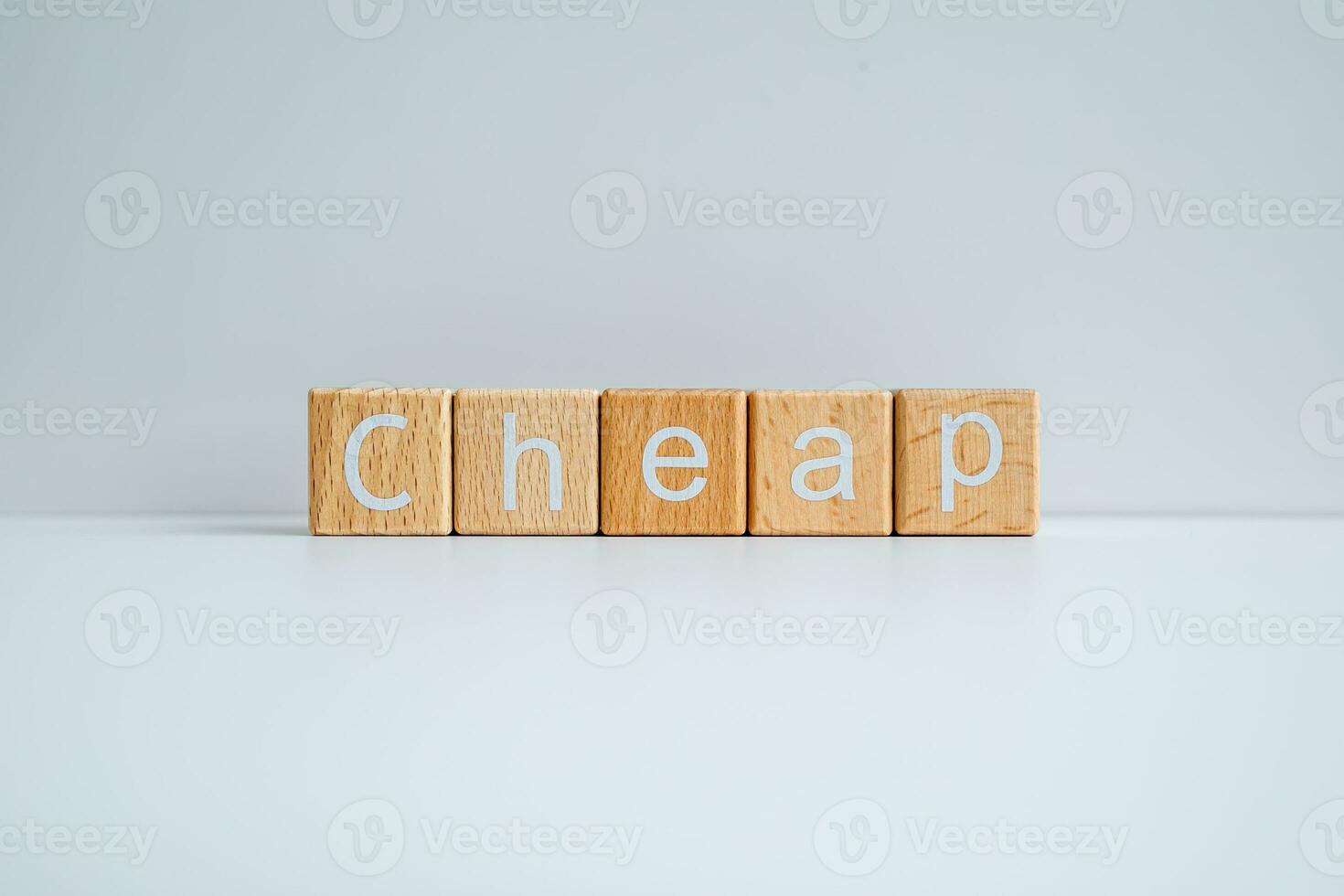 trä- block form de text billig mot en vit bakgrund. foto