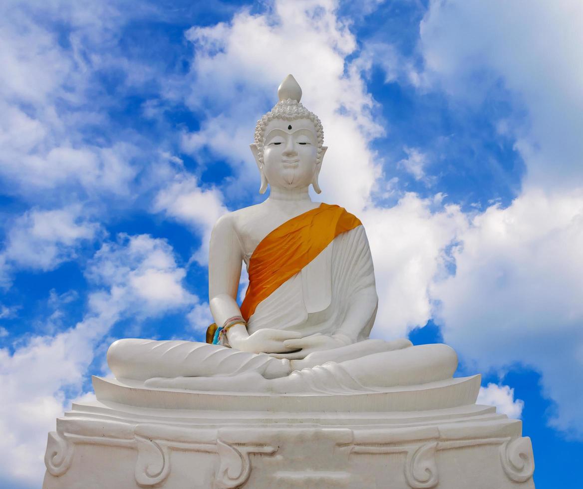 gyllene buddha mot en blå himmel foto