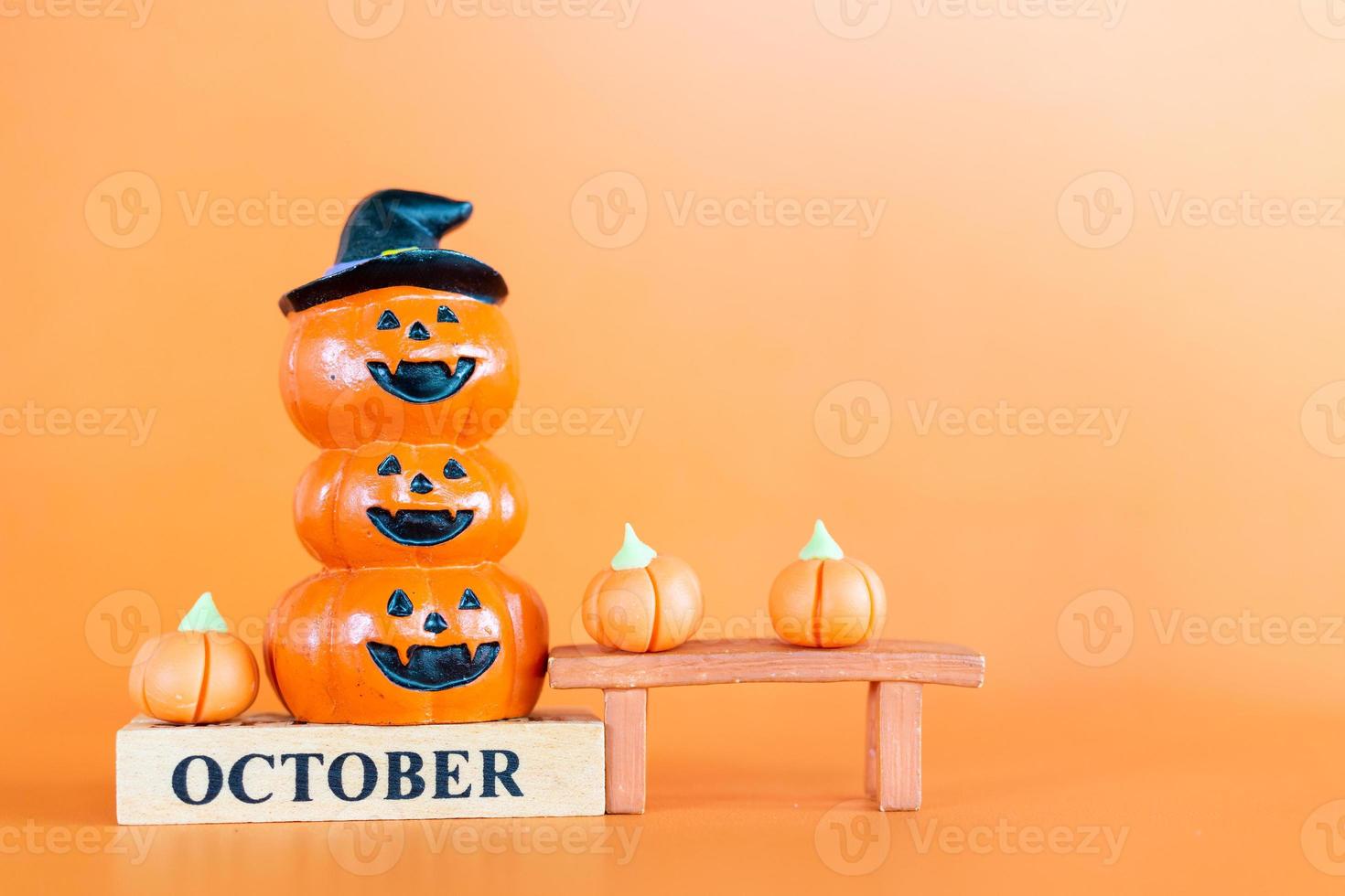 halloween pumpor på orange bakgrund, hej oktober koncept foto