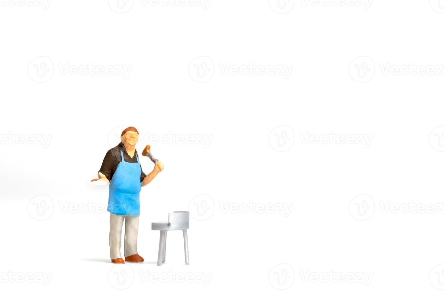 miniatyr människor, kock matlagning biff på grill isolerad på vit bakgrund foto