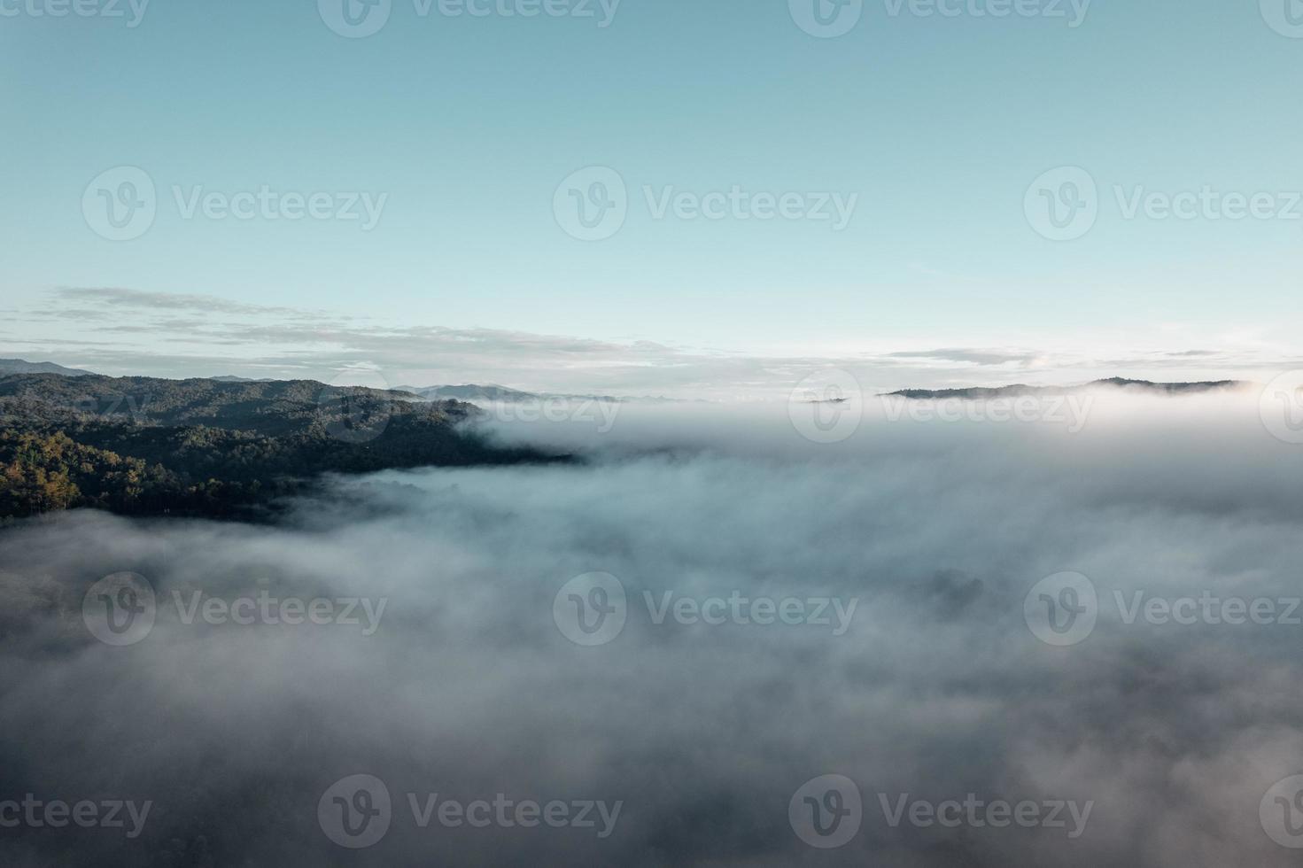 morgondimma i bergen ovanifrån foto