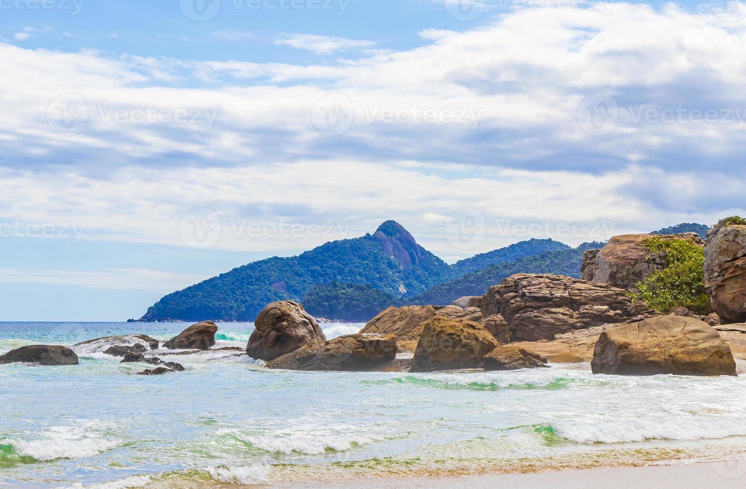 stenar vågor praia lopes mendes beach ilha grande ö brazil. foto