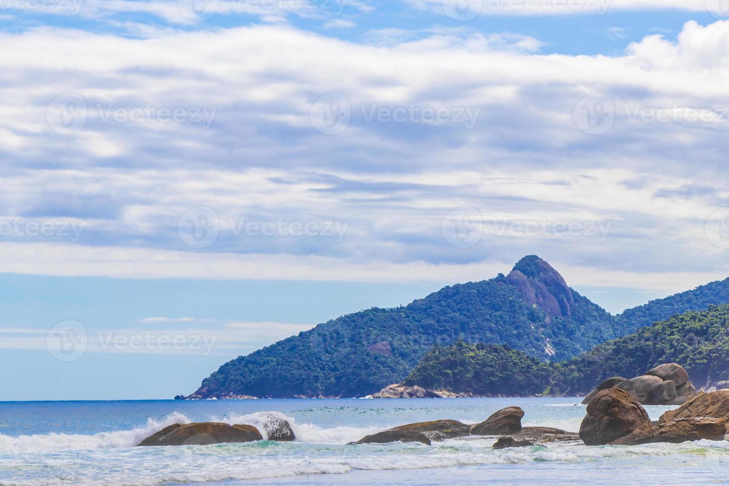 stenar vågor praia lopes mendes beach ilha grande ö brazil. foto