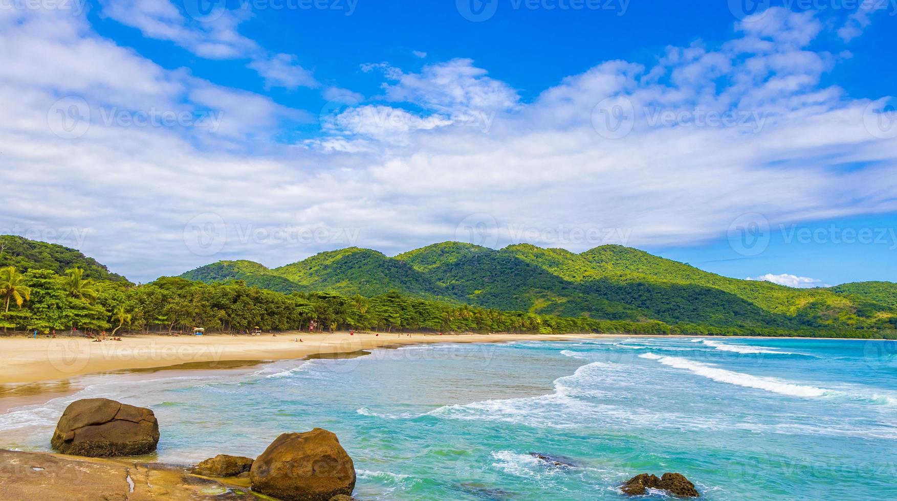 Praia Lopes Mendes Beach på den tropiska ön Ilha Grande Brasilien. foto