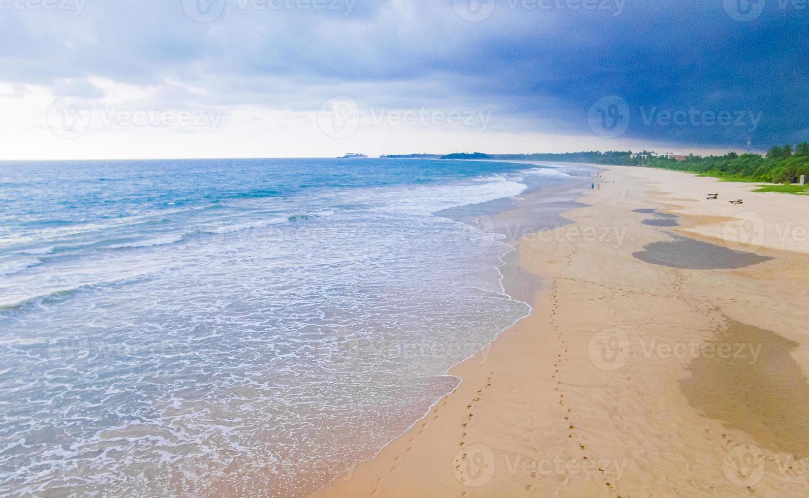 mörka moln stormar över landskap panorama Bentota Beach Sri Lanka. foto