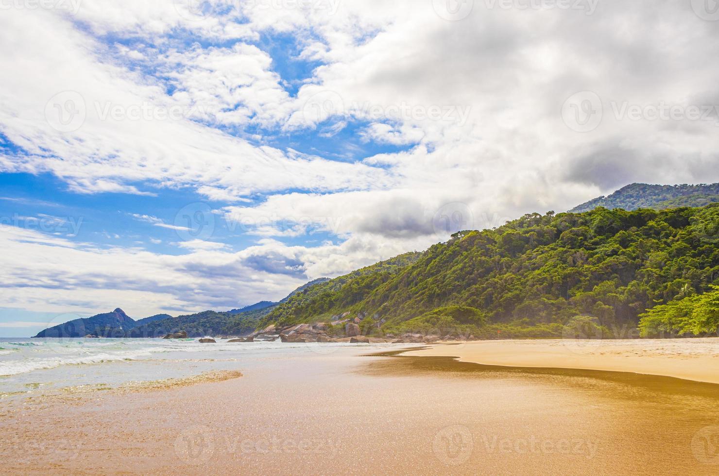 Praia Lopes Mendes Beach på den tropiska ön Ilha Grande Brasilien. foto